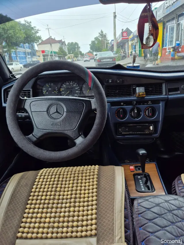 Mercedes-Benz W201 1986 · 2.5 AT