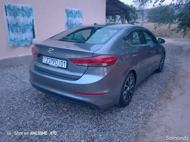 Hyundai Elantra 2017 · 2.0 AT
