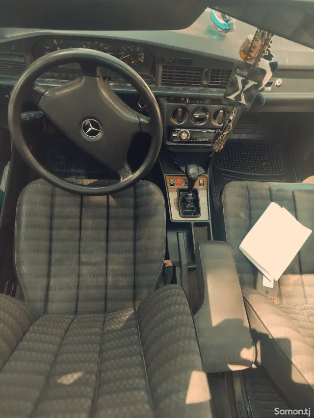 Mercedes-Benz W201 1992 · 1.8 MT