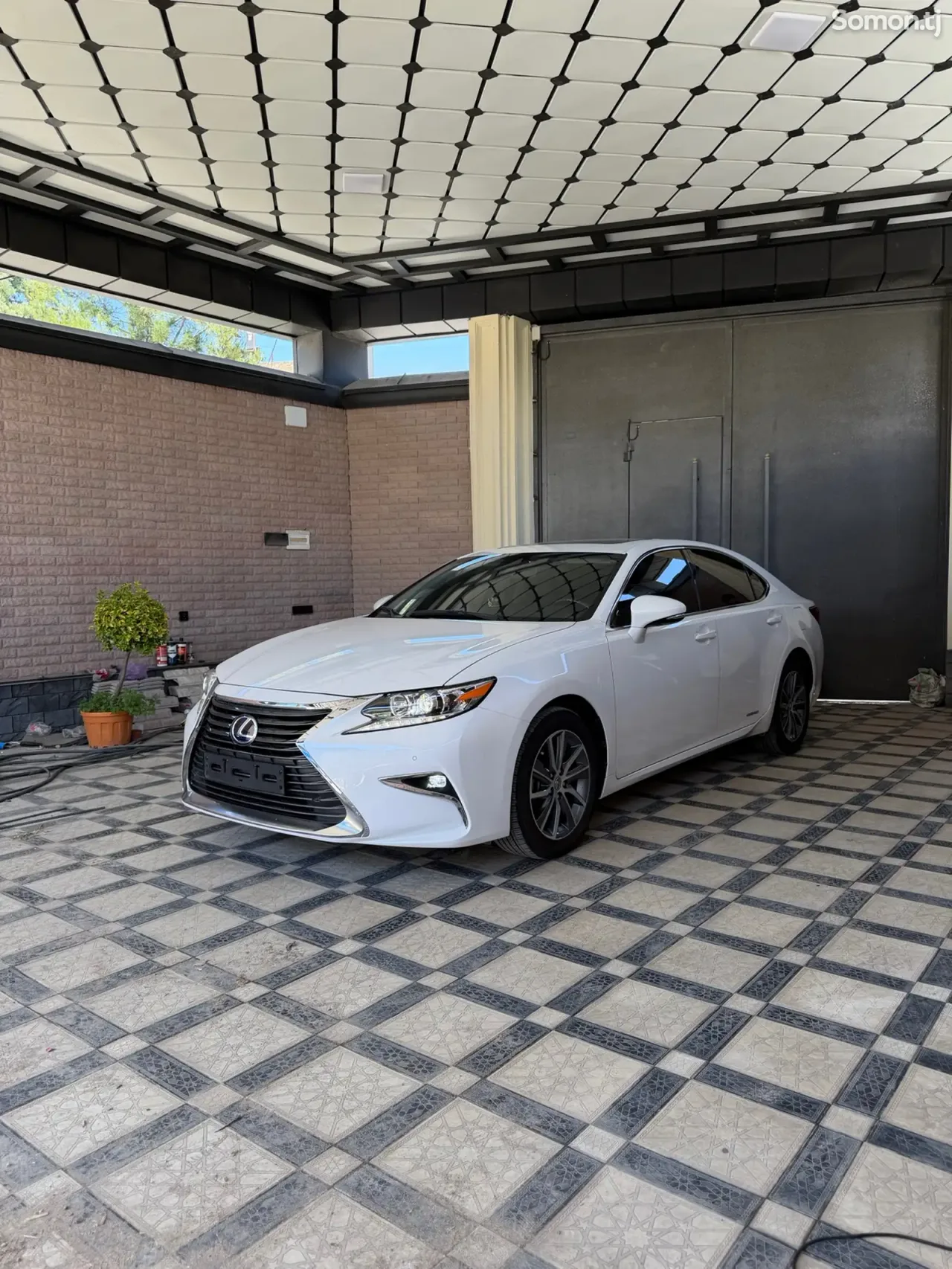 Lexus ES series 2016 · 2.5 AT