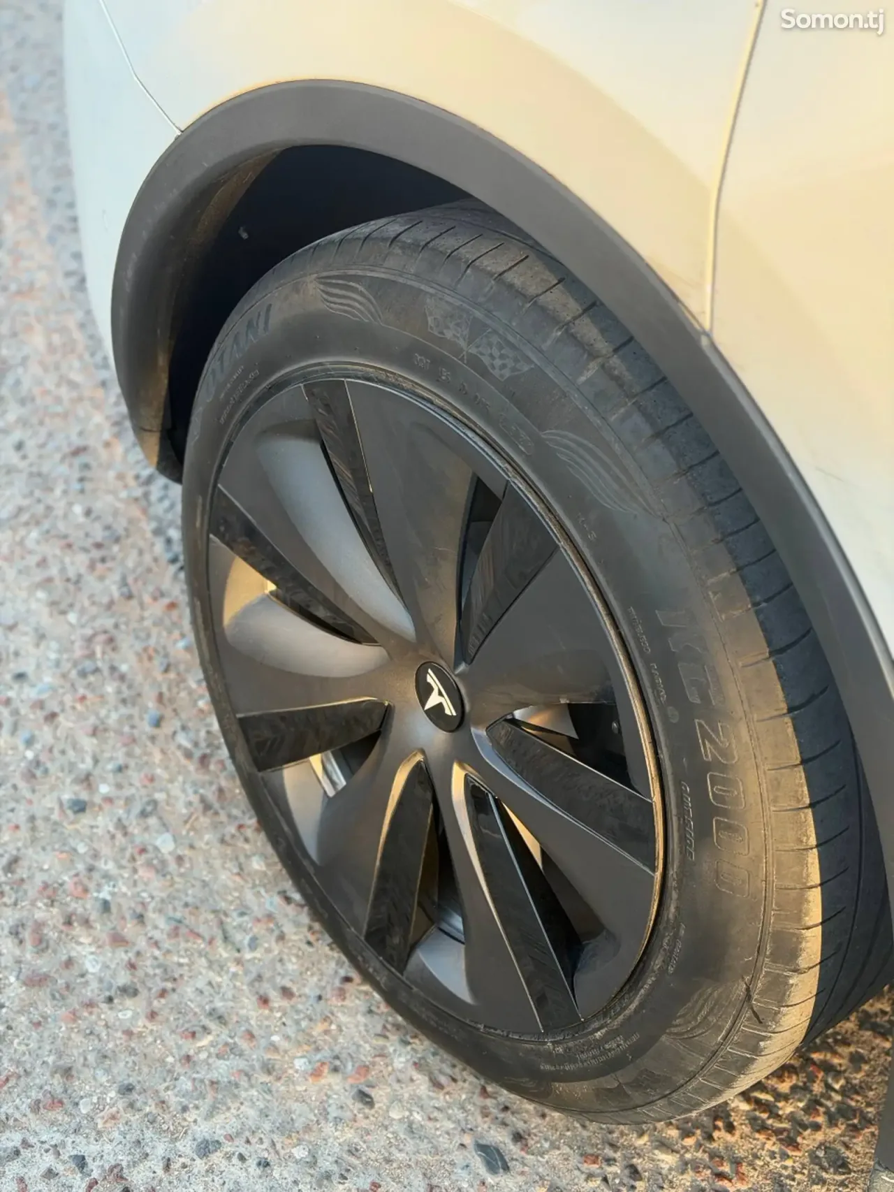 Tesla Model Y 2021 · AT