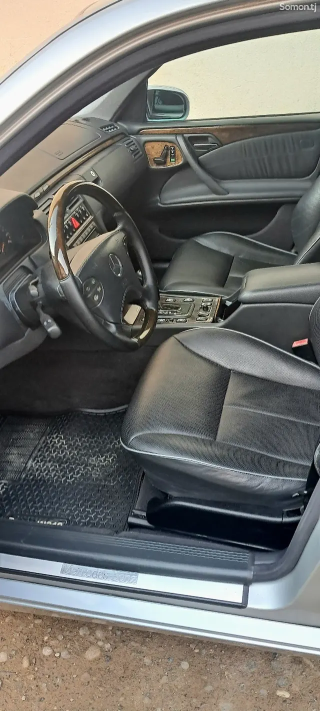 Mercedes-Benz E class 2001 · 3.2 AT
