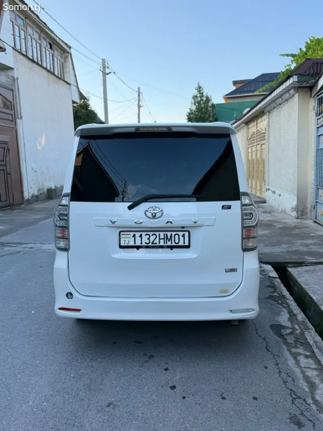 Toyota Voxy 2010 · 2.0 CVT