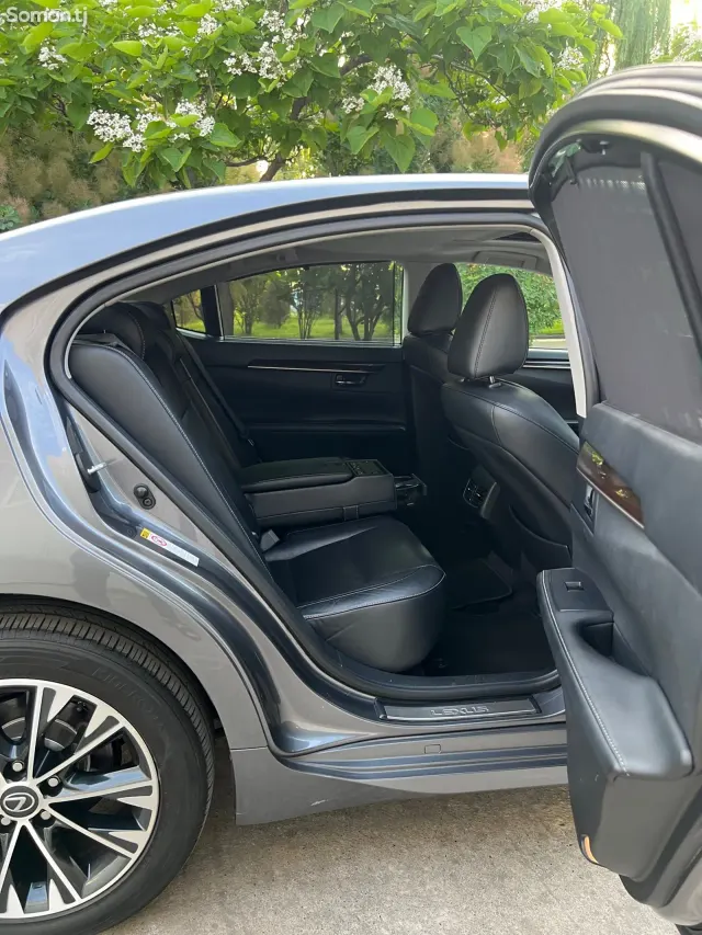 Lexus ES series 2015 · 2.5 AT