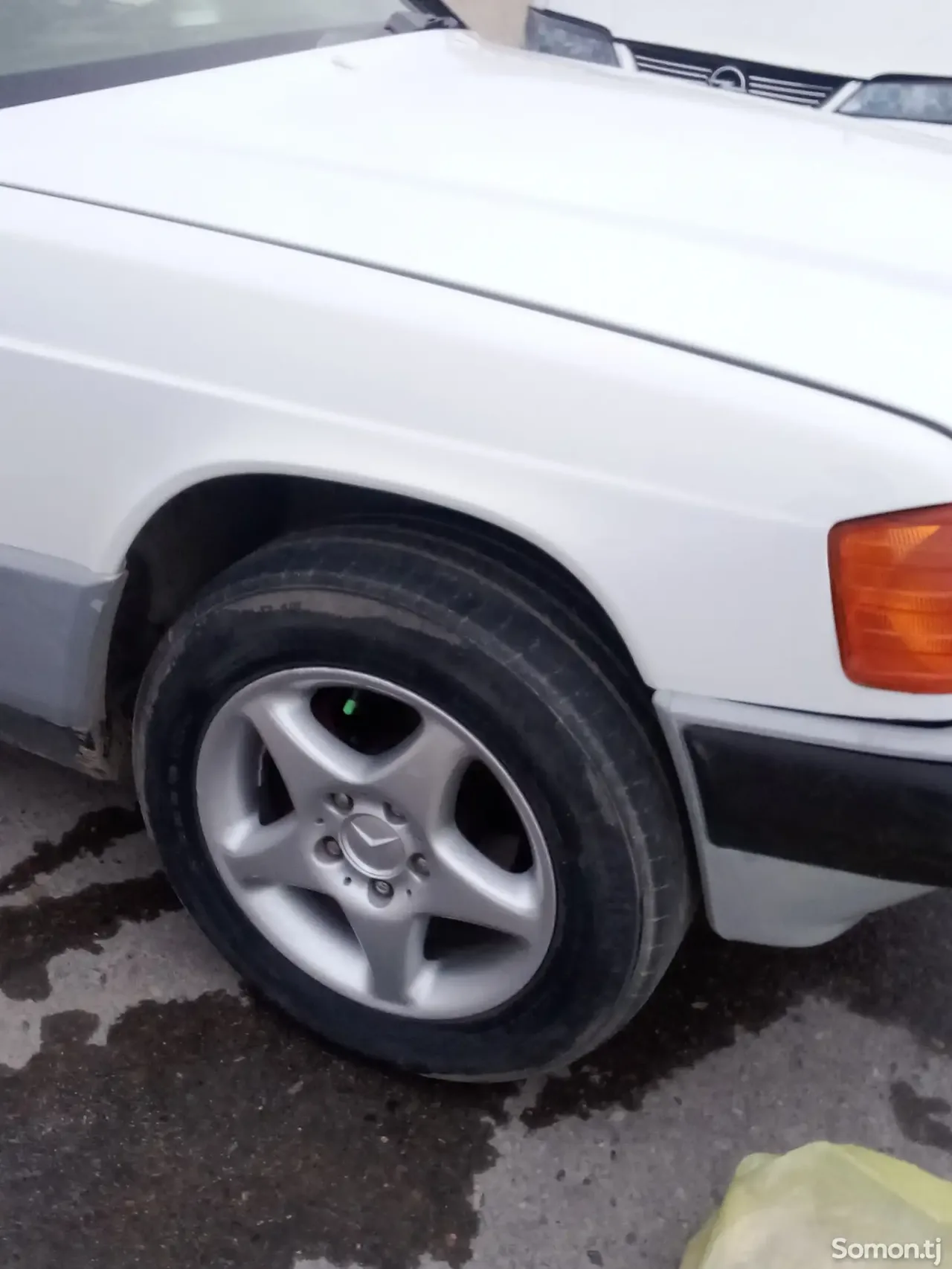 Mercedes-Benz W201 1990 · 1.8 MT