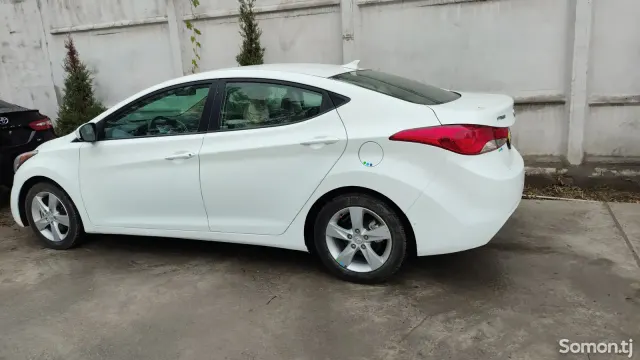 Hyundai Elantra 2013 · 1.8 AT