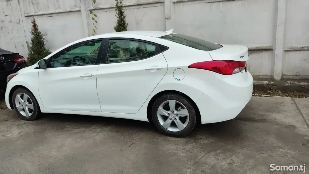 Hyundai Elantra 2013 · 1.8 AT