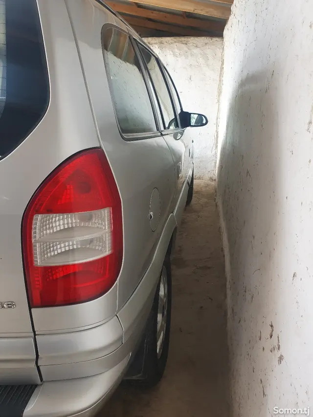 Opel Zafira 2004 · 1.6 MT