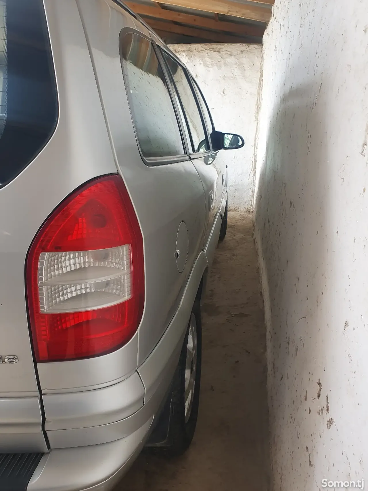 Opel Zafira 2004 · 1.6 MT