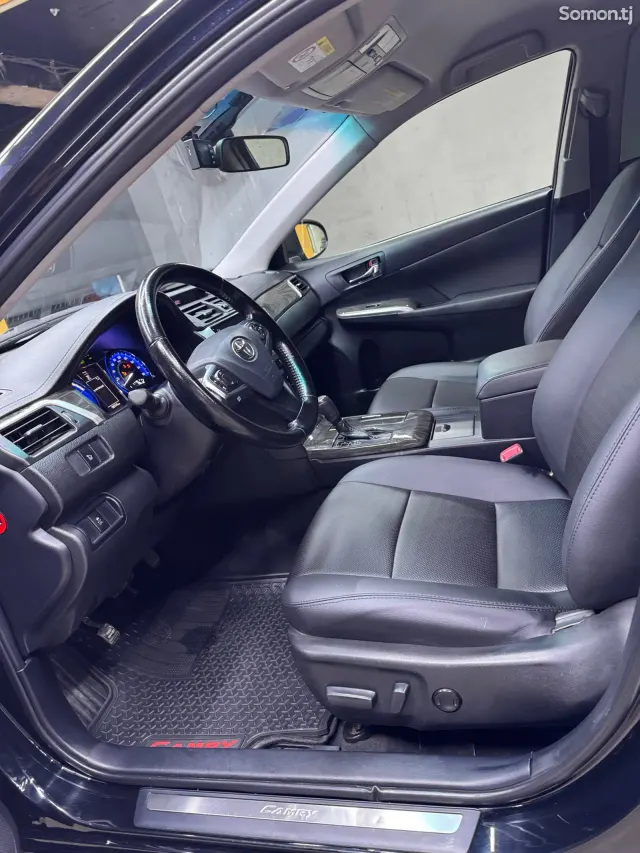 Toyota Camry 2015 · 2.5 AT