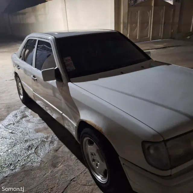 Mercedes-Benz W124 1990 · 2.0 MT