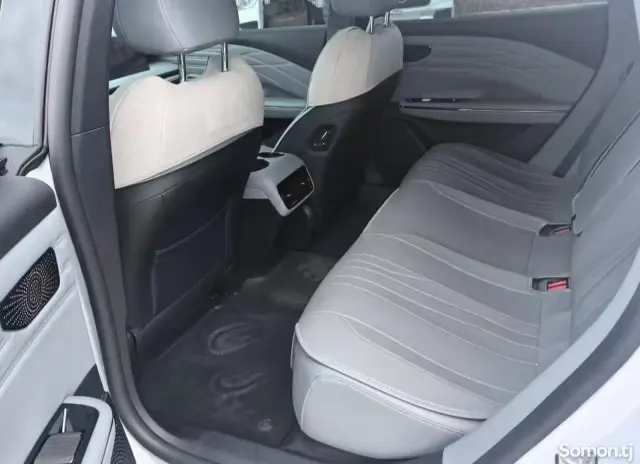 Geely Galaxy E8 2025 · AT