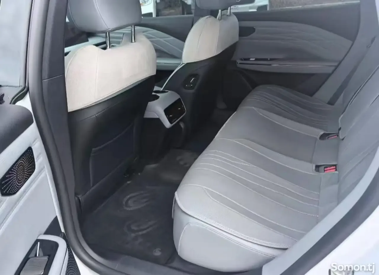 Geely Galaxy E8 2025 · AT