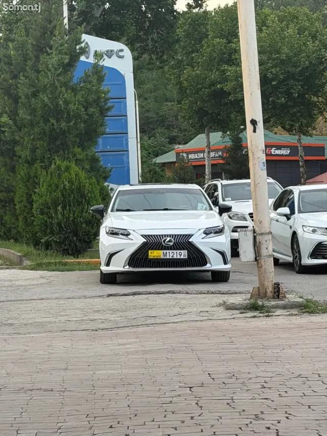 Lexus ES series 2014 · 2.5 AT
