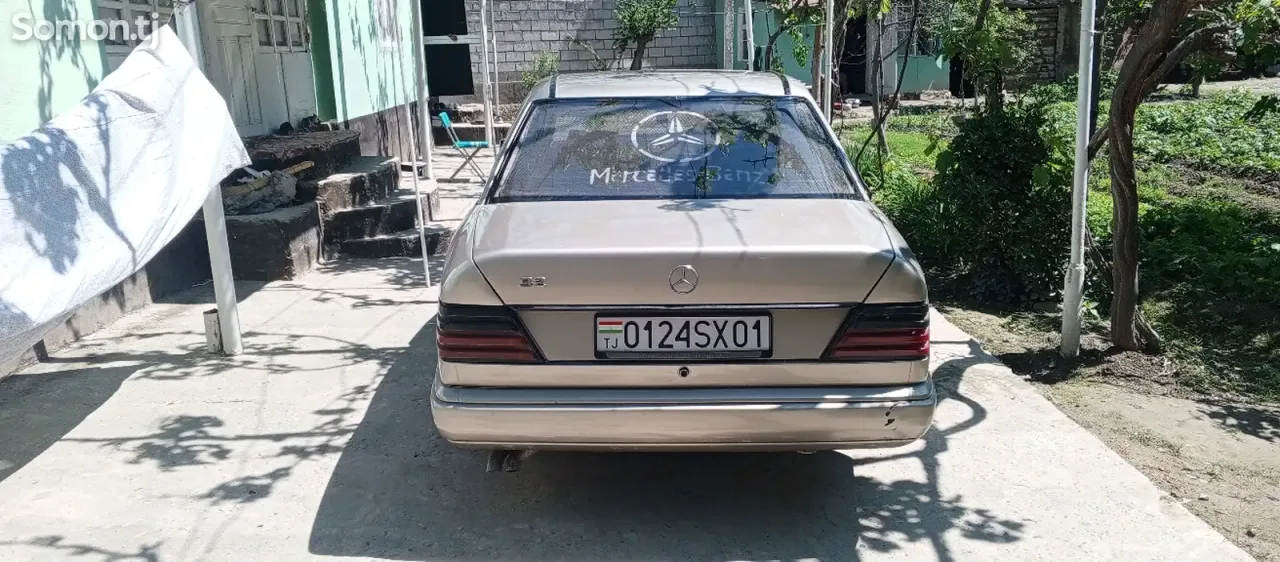 Mercedes-Benz W124 1985 · 2.4 AT