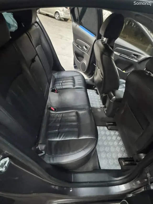 Chevrolet Cruze 2011 · 1.8 AT