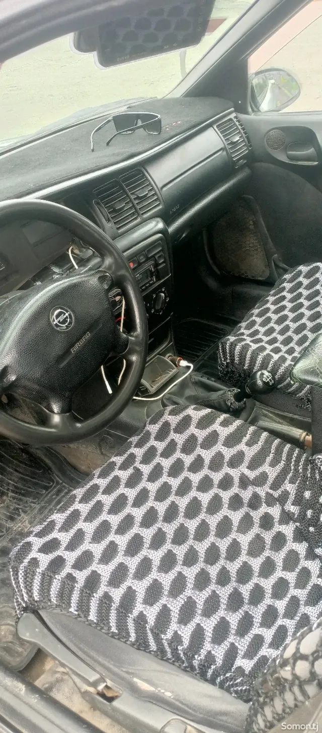 Opel Vectra B 1996 · 1.6 MT