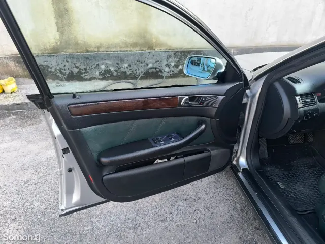 Audi A6 2001 · 2.5 AT