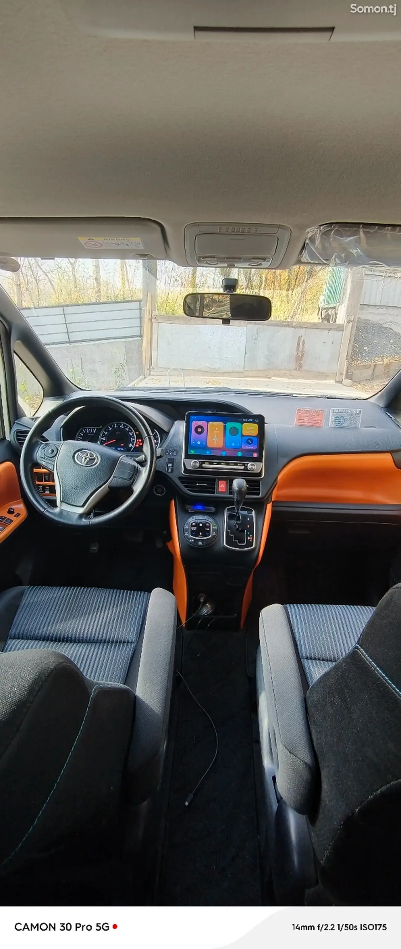 Toyota Voxy 2014 · 2.0 AT