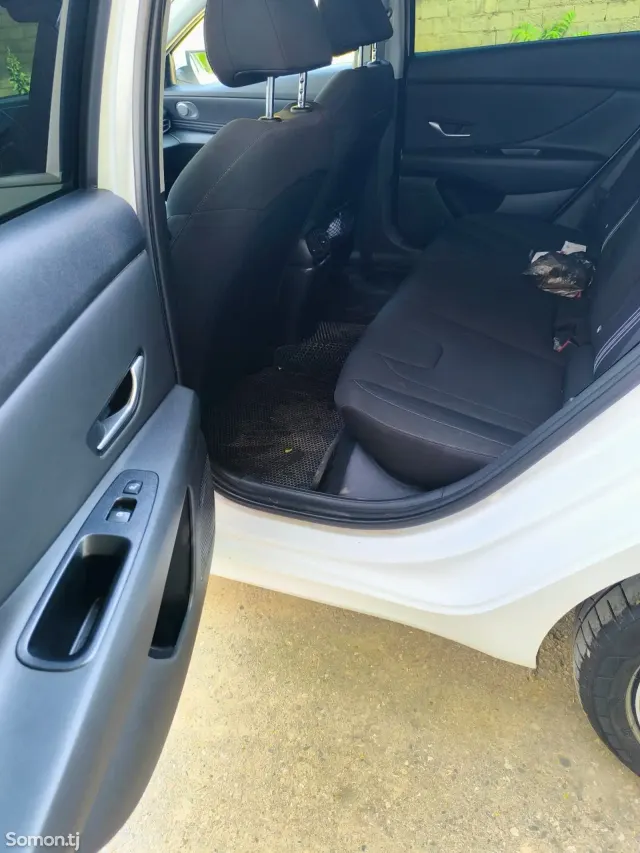 Hyundai Elantra 2022 · 2.0 AT