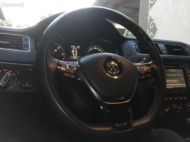 Volkswagen Jetta 2015 · 2.0 AT