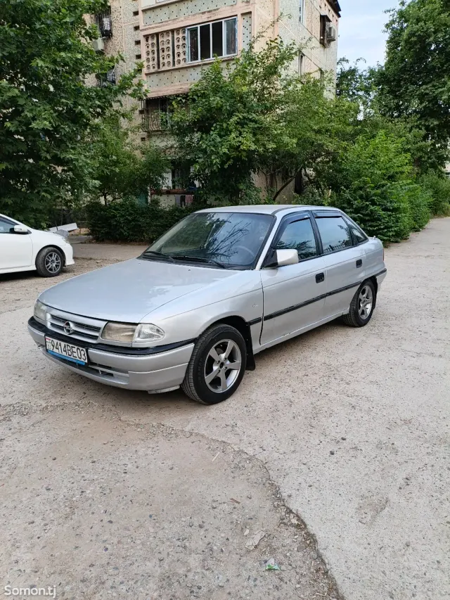 Opel Astra F 1993 · 1.6 MT