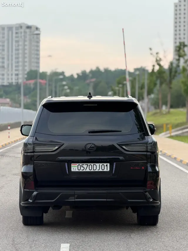 Lexus LX series 2017 · 5.7 AT