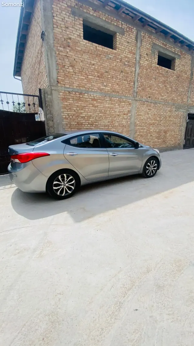 Hyundai Avante 2013 · 1.6 AT