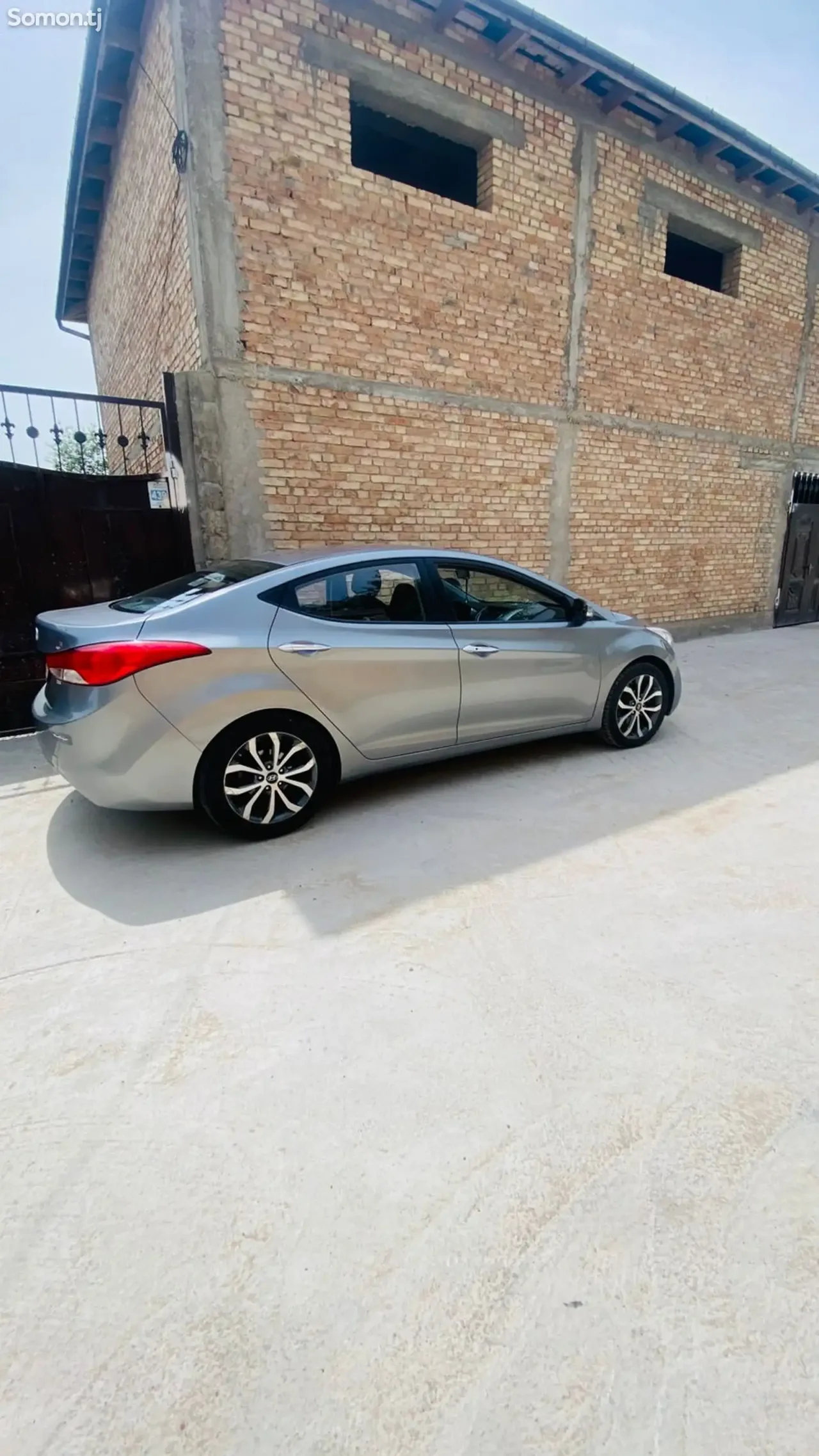 Hyundai Avante 2013 · 1.6 AT