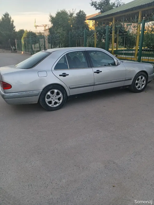 Mercedes-Benz E class 1998 · 3.2 AT