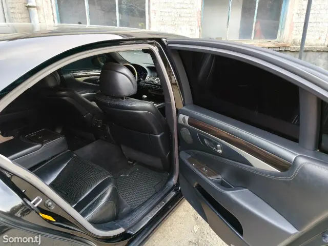 Lexus LS series 2013 · 4.6 AT