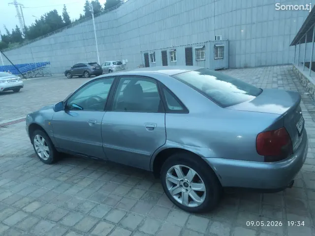 Audi A4 1994 · 1.6 MT