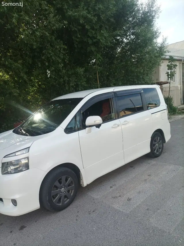 Toyota Voxy 2007 · 2.0 AT