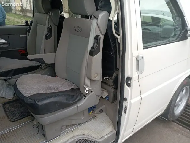 Volkswagen EuroVan 1993 · 2.4 MT