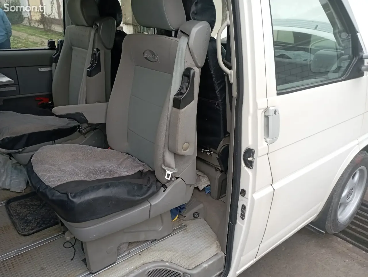 Volkswagen EuroVan 1993 · 2.4 MT
