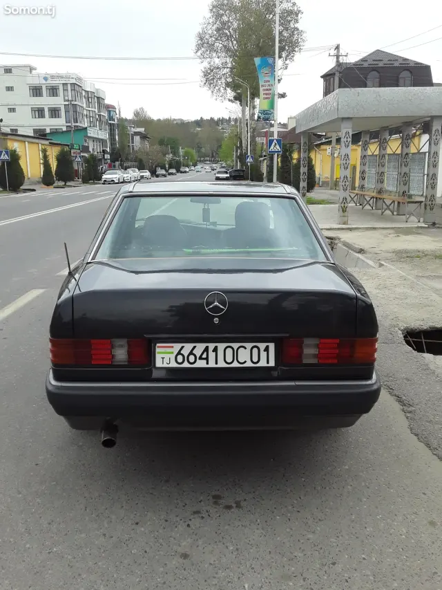 Mercedes-Benz W201 1990 · 2.0 MT