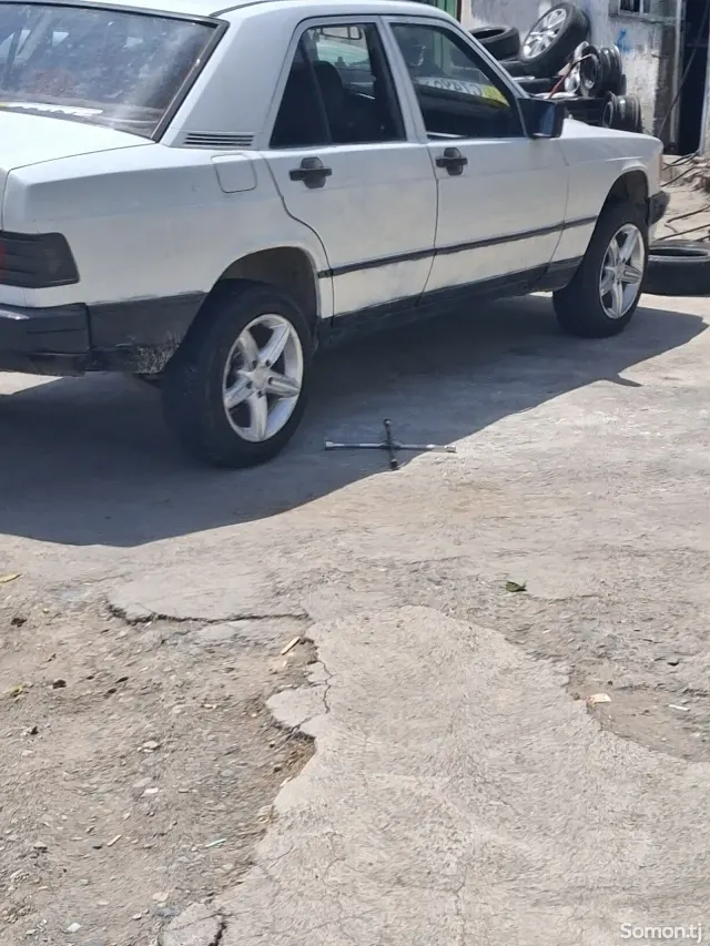 Mercedes-Benz W201 1988 · 2.2 MT