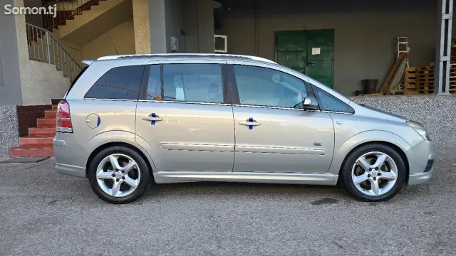 Opel Zafira 2006 · 2.2 AT