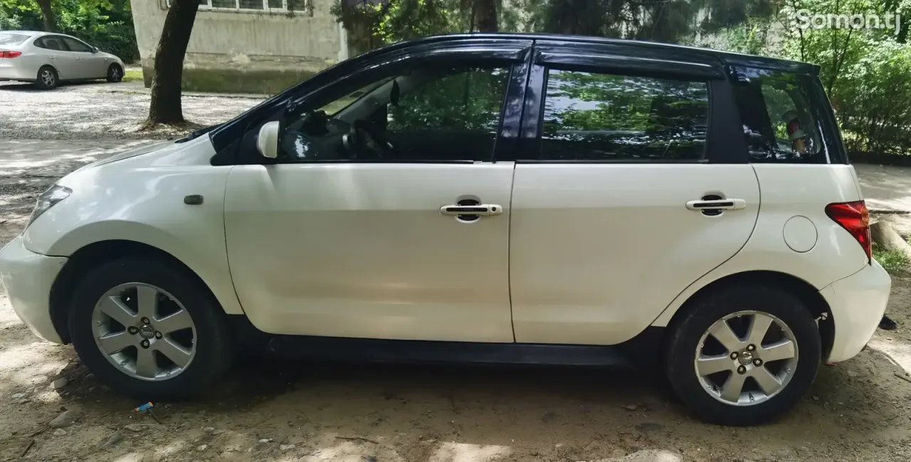 Toyota Ist 2005 · 1.3 AT