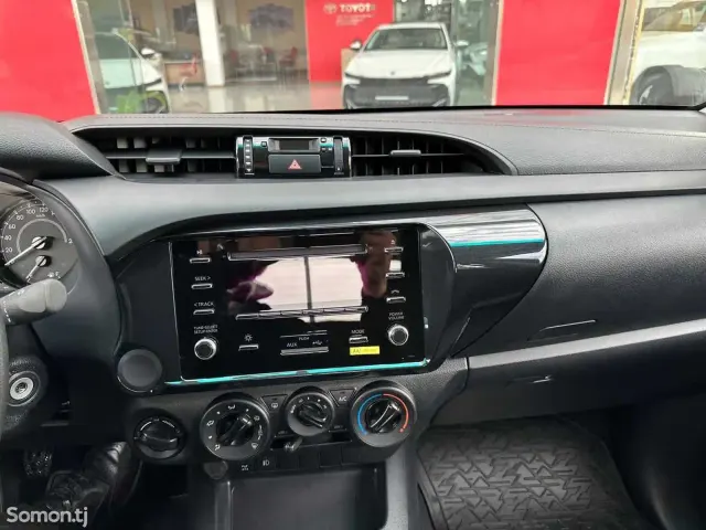 Toyota Hilux 2025 · 2.4 MT