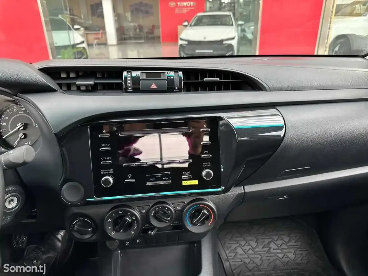 Toyota Hilux 2025 · 2.4 MT
