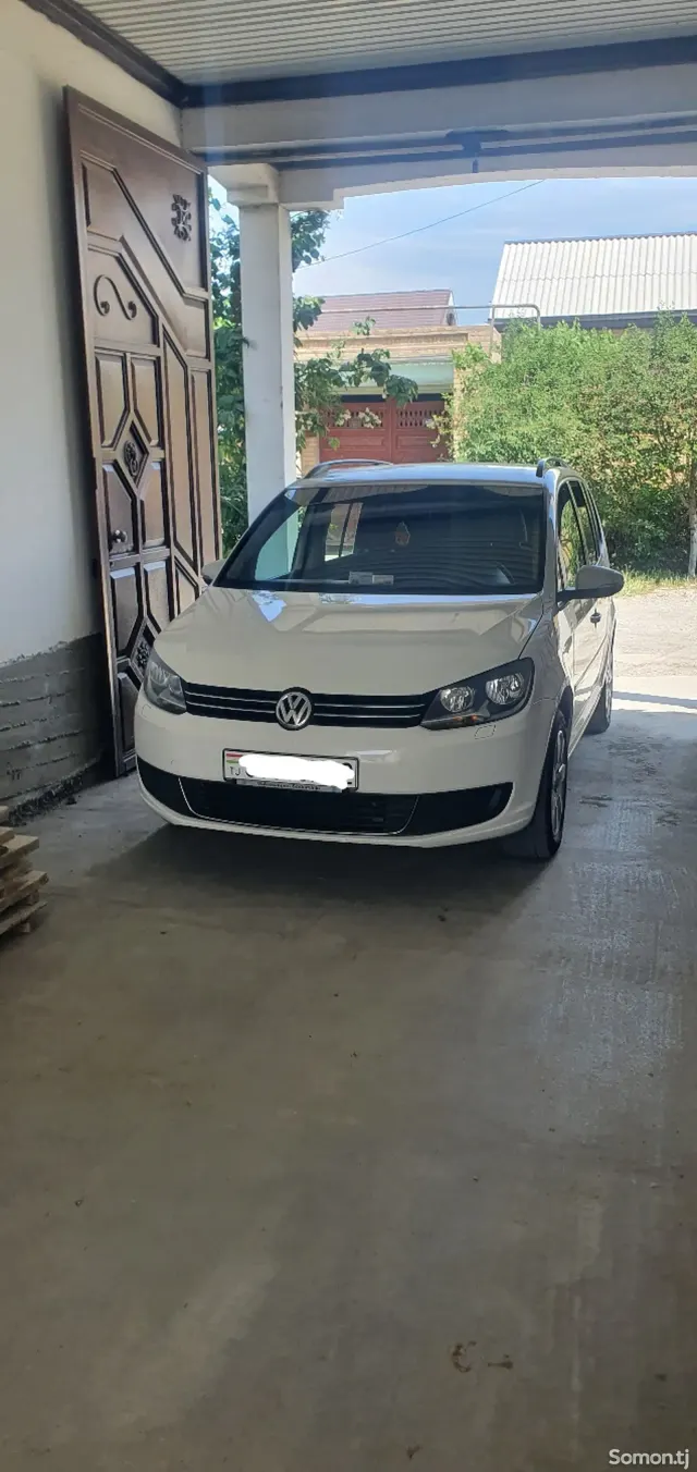 Volkswagen Touran 2011 · 1.4 MT