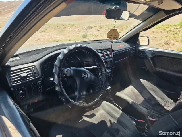 Opel Vectra B 1993 · 1.8 MT