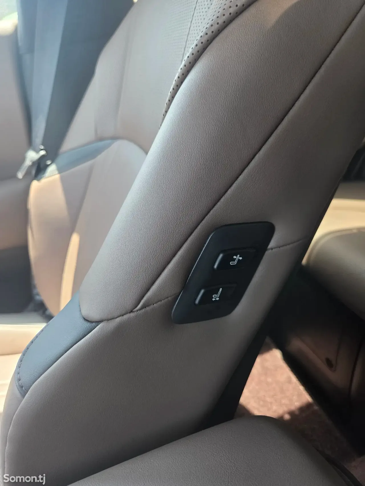 Lexus ES series 2024 · 2.5 AT