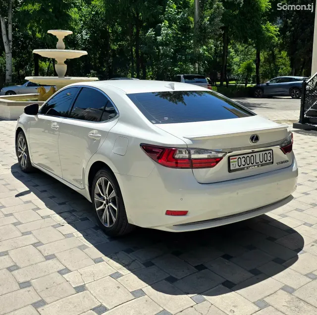 Lexus ES series 2016 · 2.5 AT