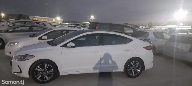 Hyundai Elantra 2018 · 1.6 AT