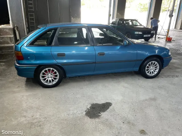 Opel Astra F 1993 · 1.6 MT