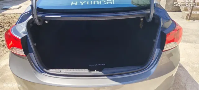 Hyundai Elantra 2013 · 1.8 AT