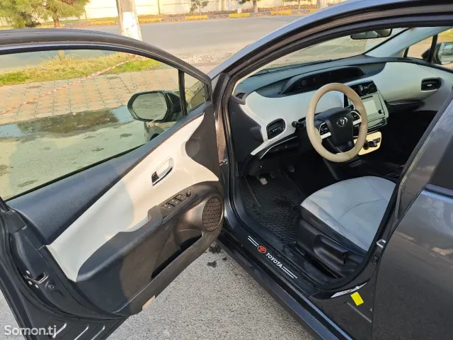 Toyota Prius 2016 · 1.8 AT