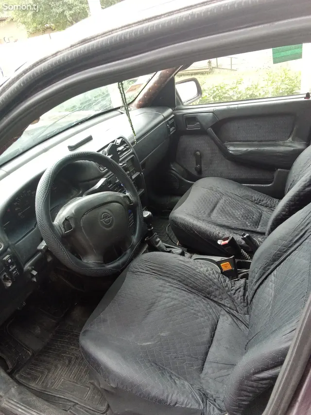 Opel Vectra A 1995 · 1.6 MT